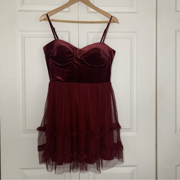 Trixxi Burgundy Wine Velvet Mini Cocktail Dress Size Medium - Picture 1 of 9